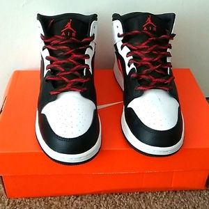 Jordan 1 MiD Chile Red, Black, White (2020) Big Boy 6y = 7.5 in Women
